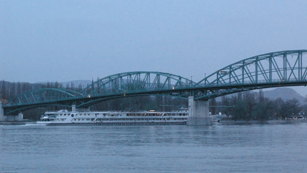 Večer na Dunaji a most Márie Valérie